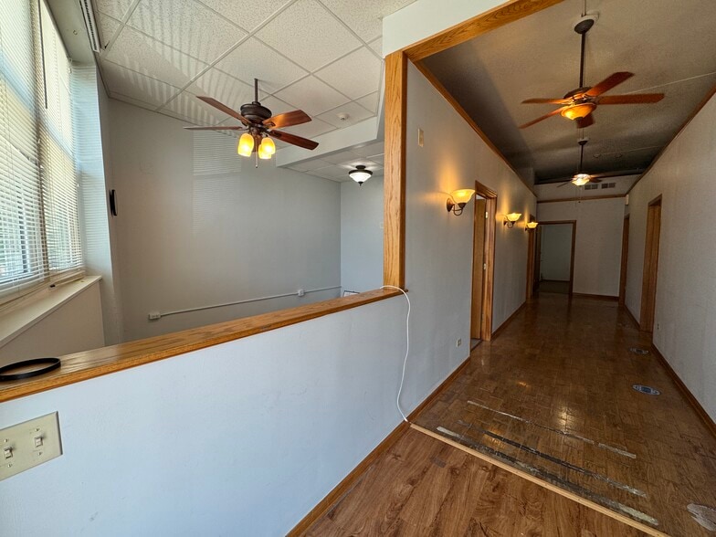 28W583 Stafford Pl, Warrenville, IL for lease - Building Photo - Image 2 of 8