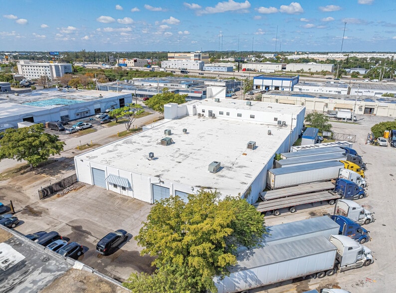 1051 NW 3rd St, Hallandale, FL à vendre - Photo du bâtiment - Image 2 de 5