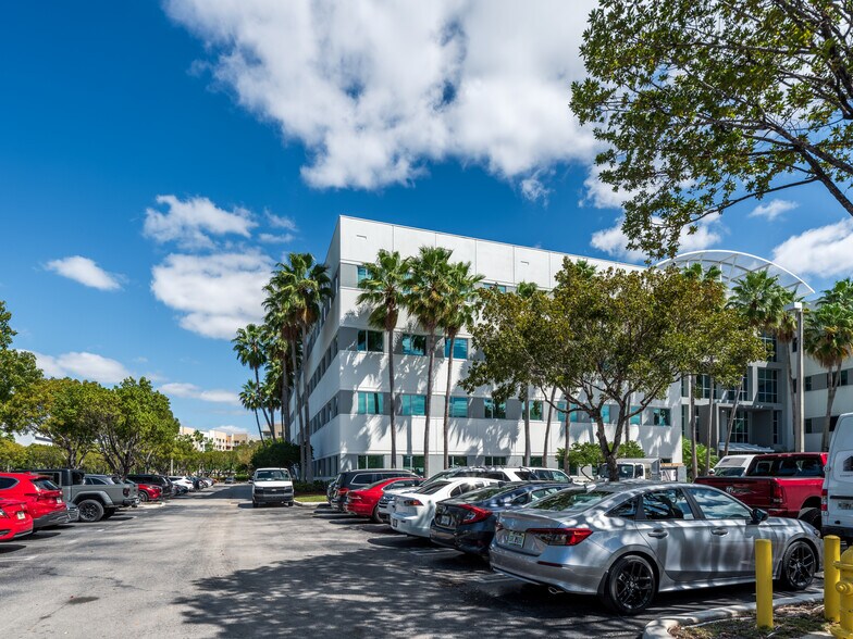 8200 NW 33rd St, Doral, FL à louer - Photo du bâtiment - Image 3 de 37