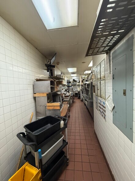 6824 Torresdale Ave, Philadelphia, PA à louer - Photo du bâtiment - Image 3 de 17
