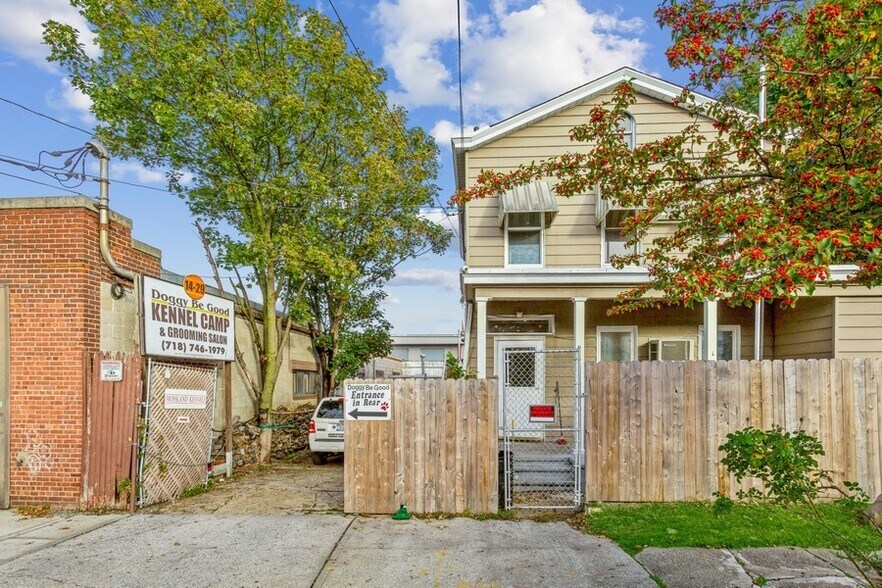 1429 128th St, College Point, NY à vendre - Photo du bâtiment - Image 1 de 15