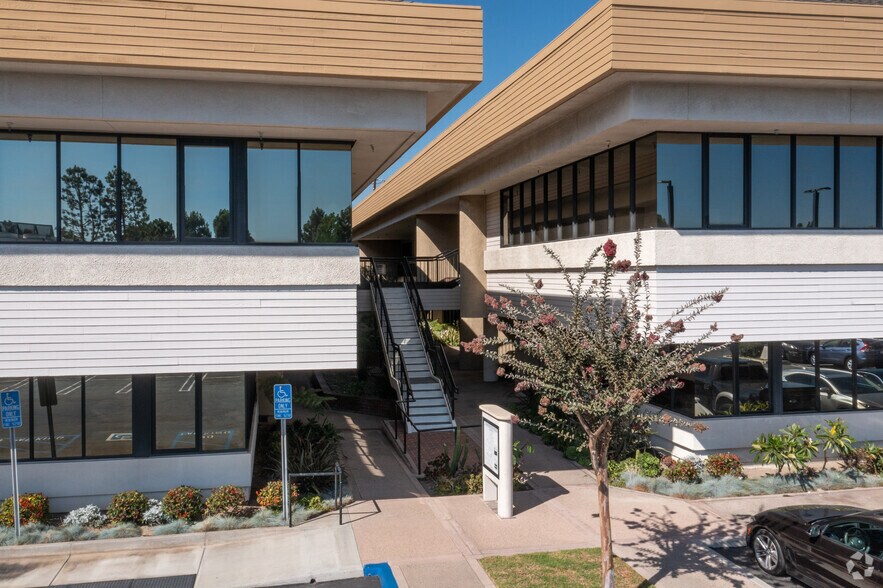 5772 Bolsa Ave, Huntington Beach, CA à vendre - Photo du bâtiment - Image 2 de 7
