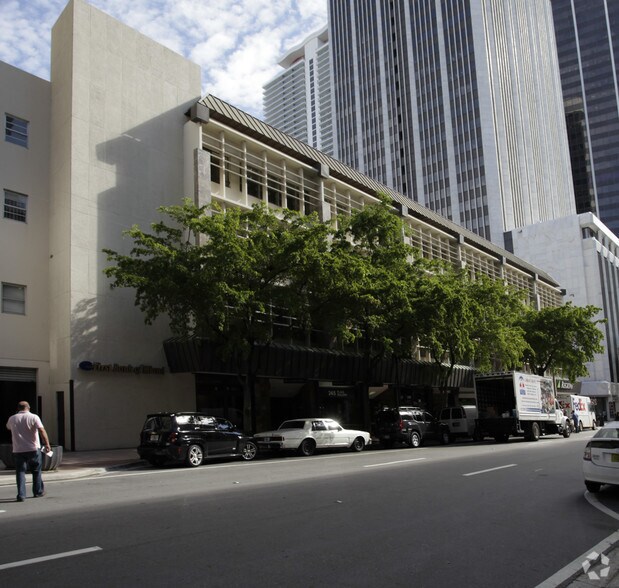 235 SE 1st St, Miami, FL à louer - Photo du bâtiment - Image 3 de 9