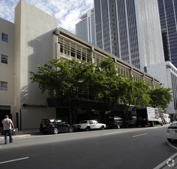 235 SE 1st St, Miami, FL à louer - Photo du bâtiment - Image 3 de 9