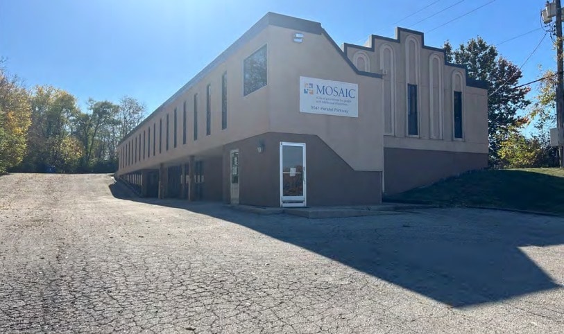 8047 Parallel Pky, Kansas City, KS for sale - Building Photo - Image 1 of 2