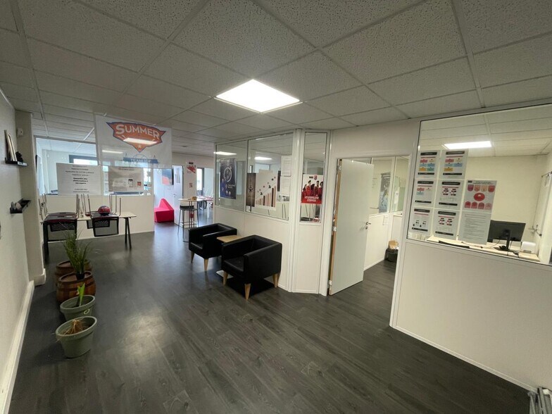 Flex in Herblay-sur-Seine for lease - Interior Photo - Image 2 of 20