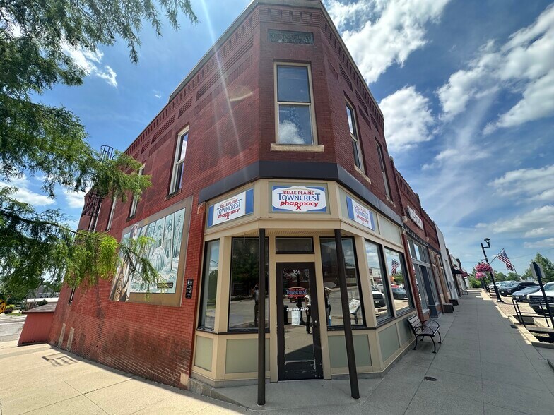 731 12th St, Belle Plaine, IA à vendre - Photo du bâtiment - Image 2 de 6