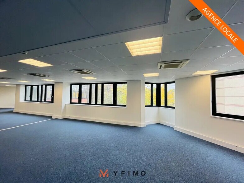 Office in Montigny-le-Bretonneux for lease - Interior Photo - Image 1 of 4