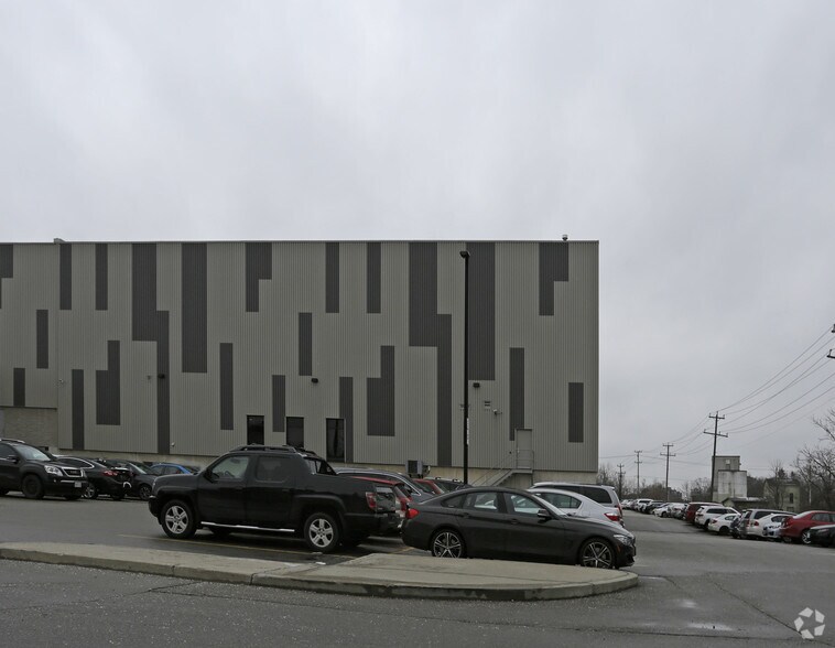 675 Queen St S, Kitchener, ON à louer - Photo du bâtiment - Image 2 de 2