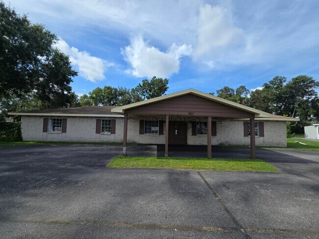 More details for 8810 W Norfolk St, Tampa, FL - Specialty for Sale