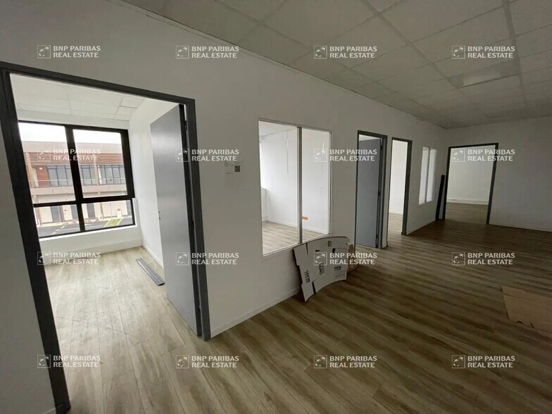 Flex in Collégien for lease - Interior Photo - Image 3 of 5