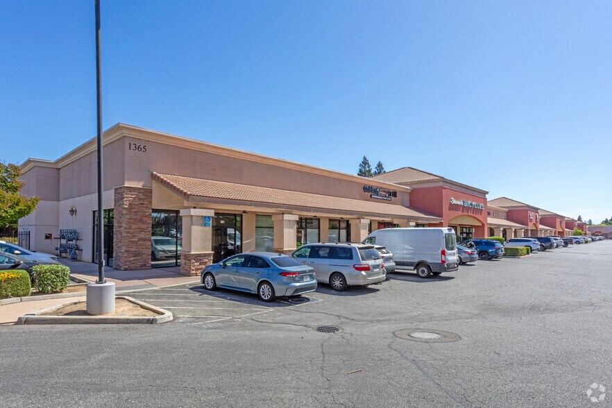 1305-1365 N Willow Ave, Clovis, CA à vendre - Photo principale - Image 1 de 4