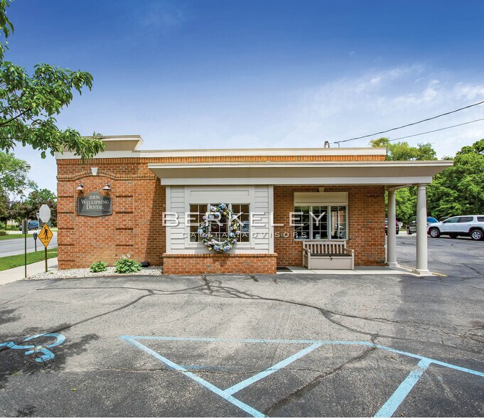 20136 Mack Ave, Grosse Pointe Woods, MI à louer - Photo du bâtiment - Image 3 de 9