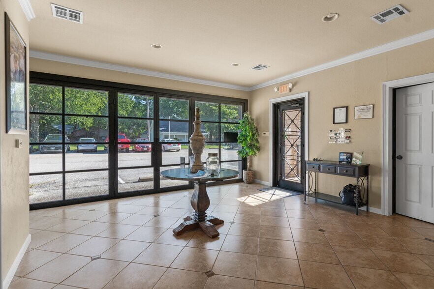 108 E Hill St, Keller, TX à vendre - Photo du bâtiment - Image 2 de 7