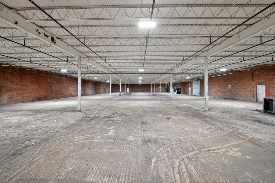 2429 Ashford Cir, High Point, NC for sale - Building Photo - Image 2 of 5