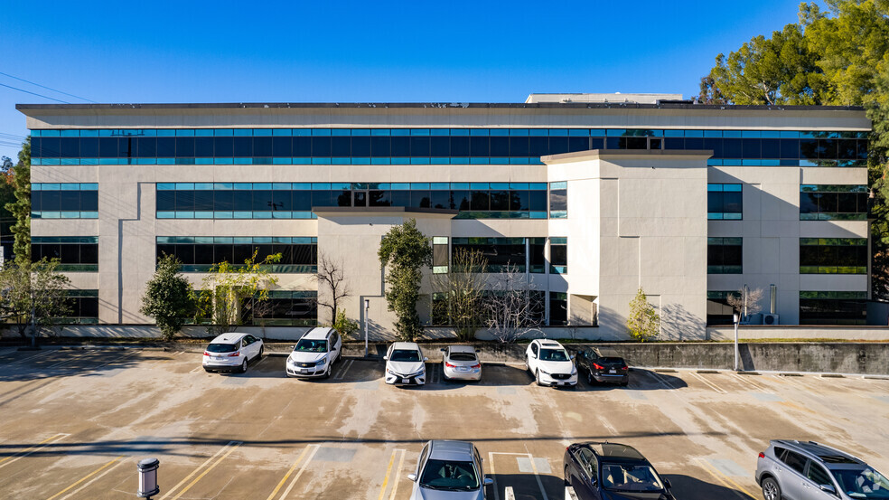 20335 Ventura Blvd, Woodland Hills, CA à louer - Photo du bâtiment - Image 3 de 6