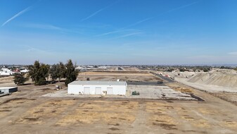 825 E White Ln, Bakersfield CA - Entrepôt