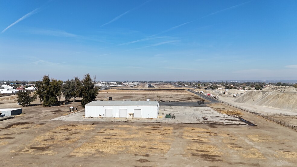 825 E White Ln, Bakersfield, CA à louer - Photo du bâtiment - Image 1 de 2