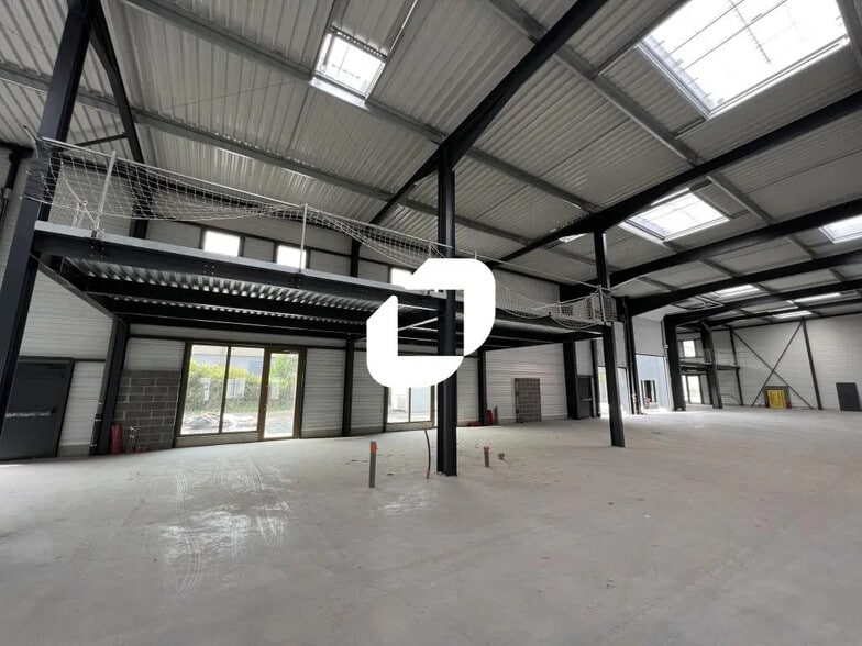 Flex in Seclin for lease - Interior Photo - Image 3 of 7