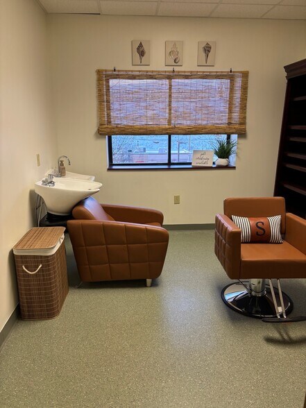 1225 S Main St, Greensburg, PA for lease - Interior Photo - Image 2 of 5