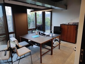 12 Rue Barbès, Levallois-Perret for lease Interior Photo- Image 2 of 3