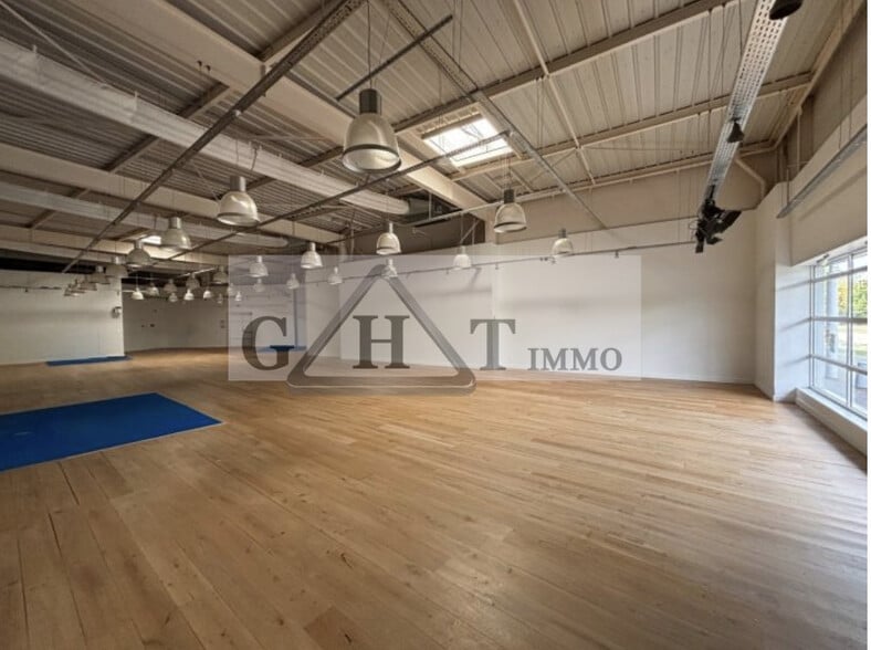 Industrial in Maurepas for lease - Building Photo - Image 3 of 3