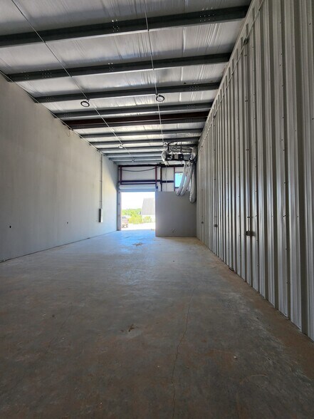 14535 Lake Business Dr, Conroe, TX à louer - Photo du bâtiment - Image 3 de 5