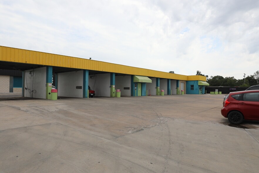 10150 E 11th St, Tulsa, OK à vendre - Photo du bâtiment - Image 2 de 20