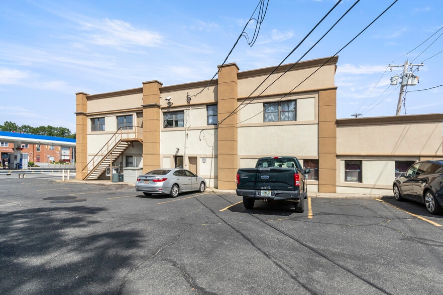 29 Glen Cove Ave, Glen Cove, NY for lease - Building Photo - Image 2 of 5
