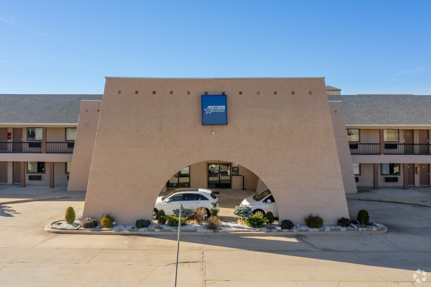 321 N Mustang Rd, Yukon, OK for sale - Primary Photo - Image 1 of 5