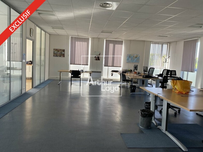 Office in Lieusaint for lease - Interior Photo - Image 2 of 4
