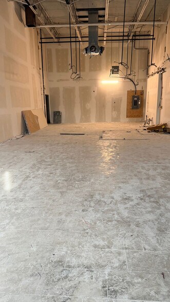 1083 Parsons Rd SW, Edmonton, AB for lease - Interior Photo - Image 3 of 6