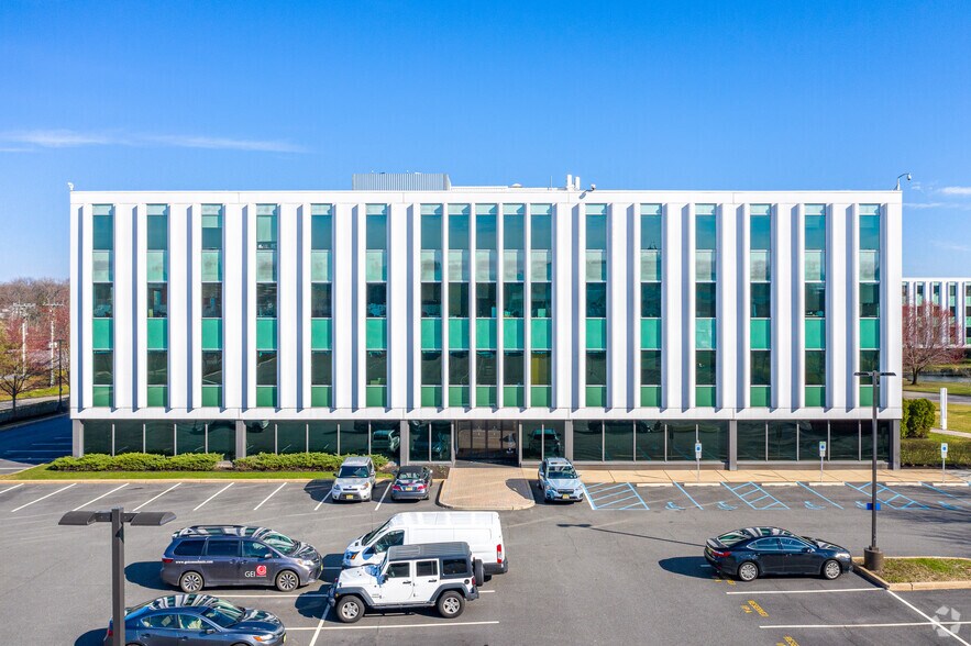 300 Broadacres Dr, Bloomfield, NJ à louer - Photo du bâtiment - Image 2 de 11