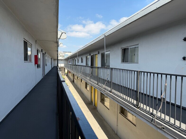 1075 W 39th St, Los Angeles, CA à vendre - Photo du bâtiment - Image 2 de 13