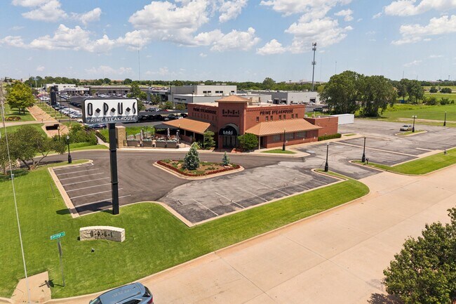 Plus de détails pour 800 W Memorial Rd, Oklahoma City, OK - Commerce de détail à vendre