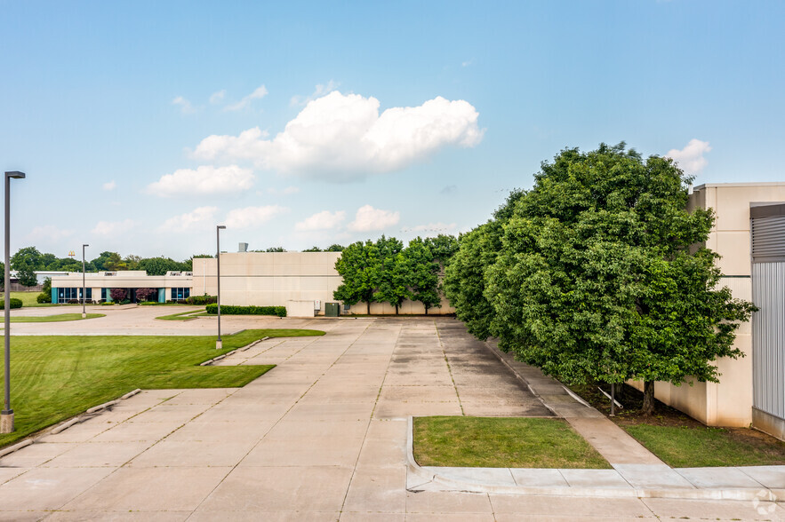 12320 E Skelly Dr, Tulsa, OK for sale - Building Photo - Image 1 of 1