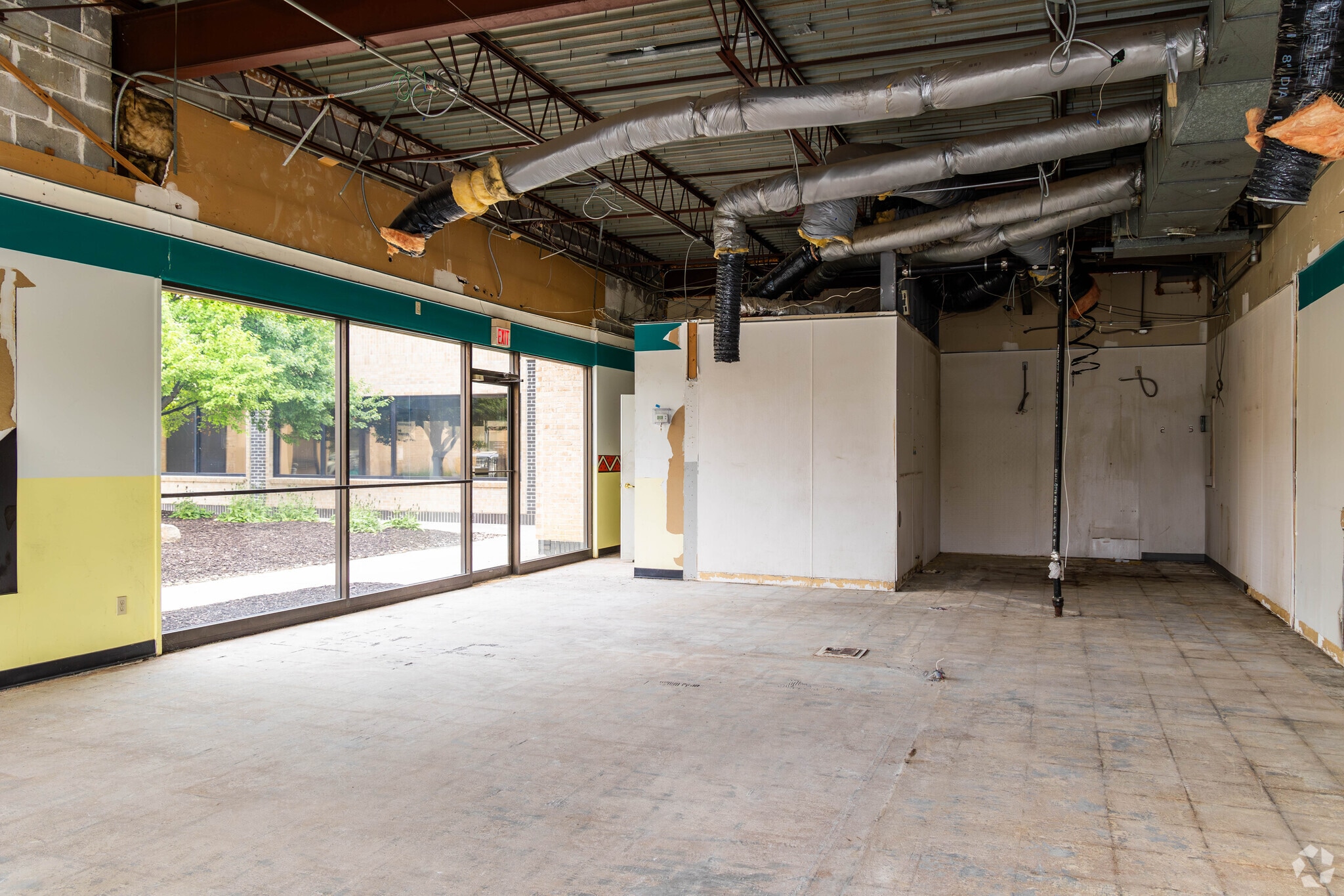 622 N 108th Ct, Omaha, NE for lease Interior Photo- Image 1 of 2