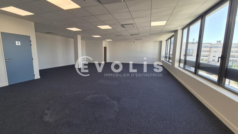 Office in Chessy for sale - Interior Photo - Image 2 of 3