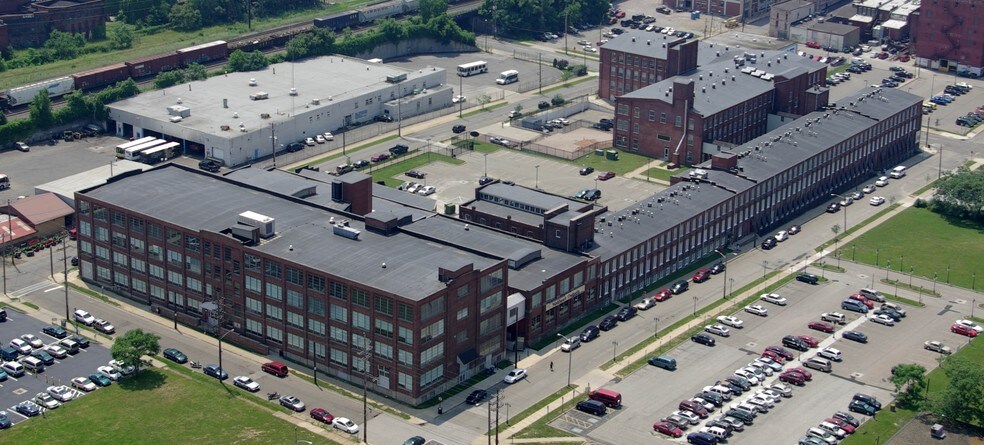 153 E 13th St, Erie, PA à louer - Photo du bâtiment - Image 2 de 5