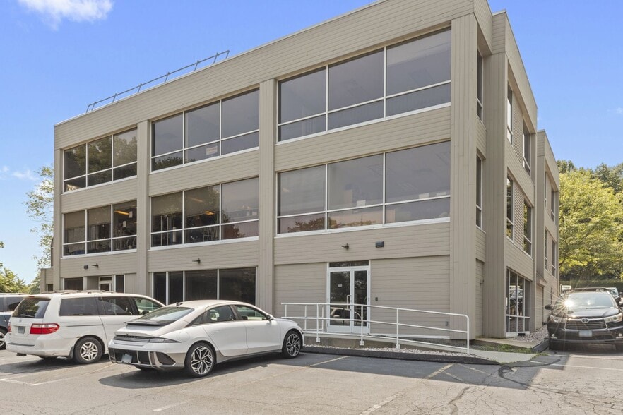 1445 Boston Post Rd, Guilford, CT for sale - Building Photo - Image 2 of 18