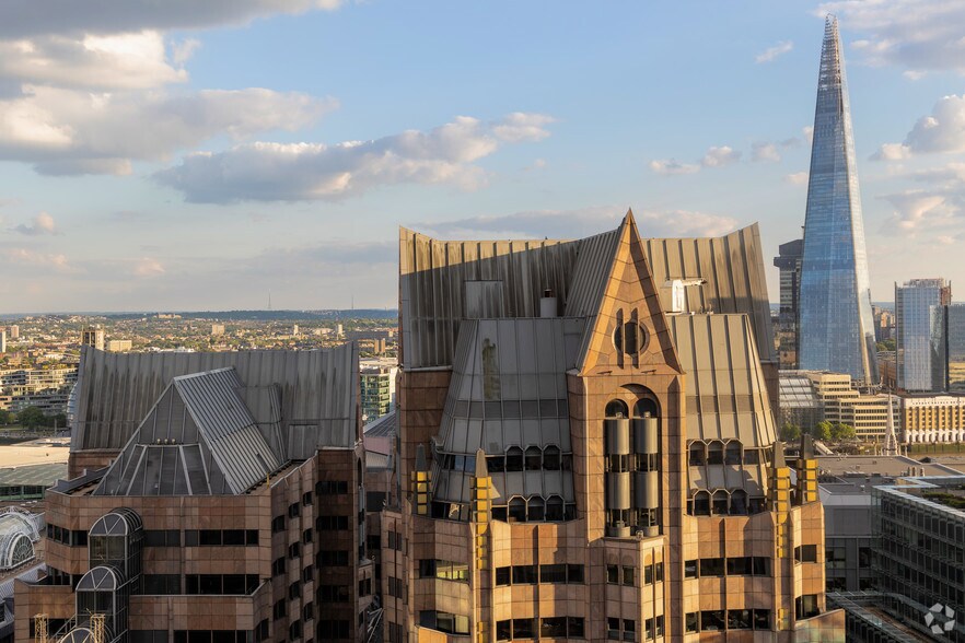 1 Minster Ct, Londres à louer - Photo du bâtiment - Image 2 de 5