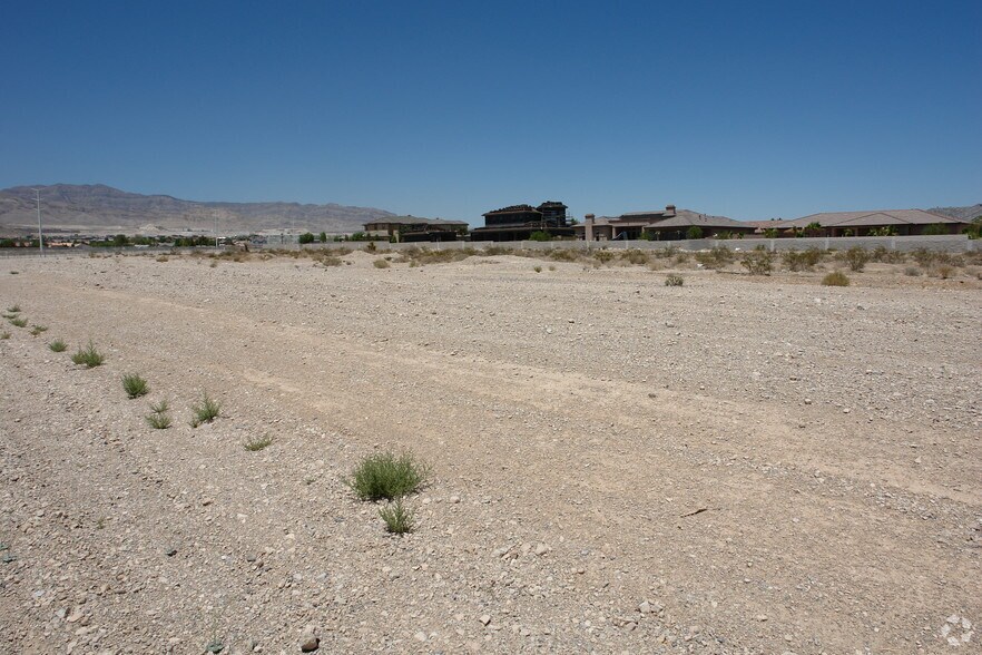 8664 W Craig Rd, Las Vegas, NV à vendre - Photo du bâtiment - Image 2 de 4