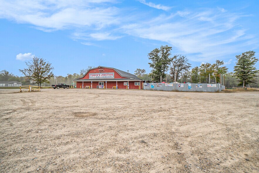 6811 E M 72 Hwy, Grayling, MI à vendre - Photo du bâtiment - Image 3 de 13