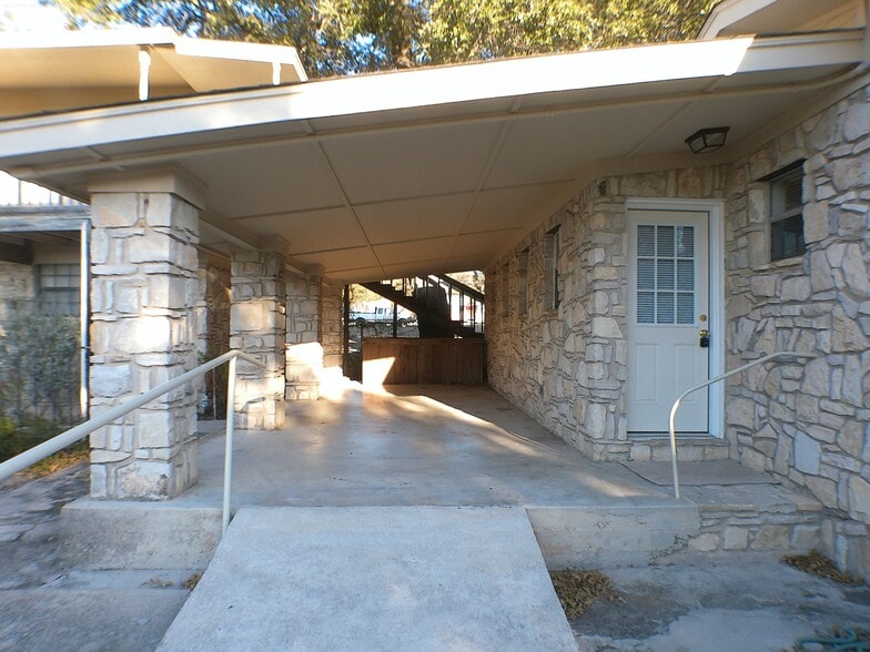 503 E Avenue G, Lampasas, TX for sale - Primary Photo - Image 2 of 11