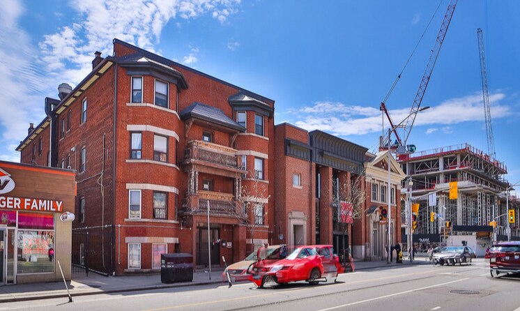1121 Bloor St W, Toronto, ON à vendre - Photo du bâtiment - Image 3 de 4