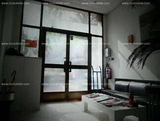 Plus de détails pour Multi-résidentiel à vendre