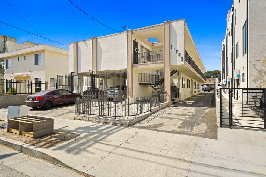 11763 Hamlin St, North Hollywood, CA for sale - Building Photo - Image 3 of 7