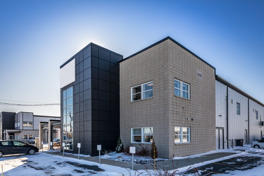 1352 Boul Lionel-Boulet, Varennes, QC for sale - Building Photo - Image 3 of 7