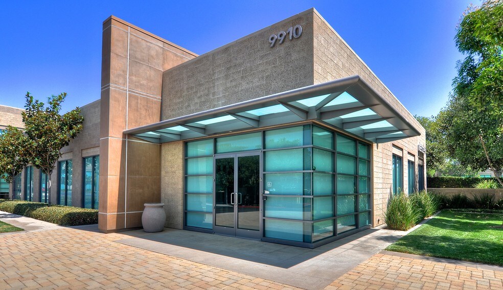 9910 Irvine Center Dr, Irvine, CA à louer - Photo du bâtiment - Image 3 de 13