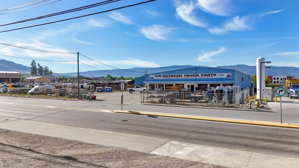 3240 48 Av, Vernon, BC à louer - Photo du bâtiment - Image 3 de 16